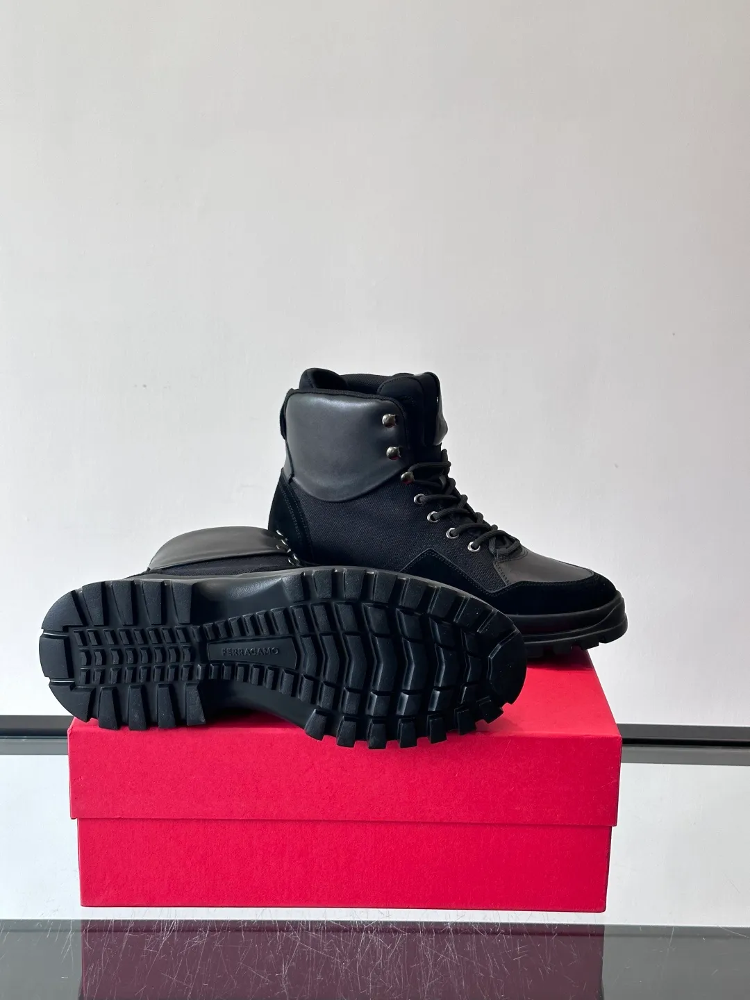 Men's shoes 💰960 Ferragamo's thick-soled lace-up short boots are made of suede + fabric splicing. They have a delicate texture and are breathable. The black rubber thick soles are wear-resistant and have strong traction. They can be worn every day outdoors! The shoelaces are super vibrant and the metal fastener details are perfect. The boot shaft is adjustable, comfortable and stable to wear. It goes well with workwear style or casual style in autumn and winter. It is warm and fashionable. It is suitable for outdoor activities or daily commuting! size: 39-44 (customized at 38.45.46)